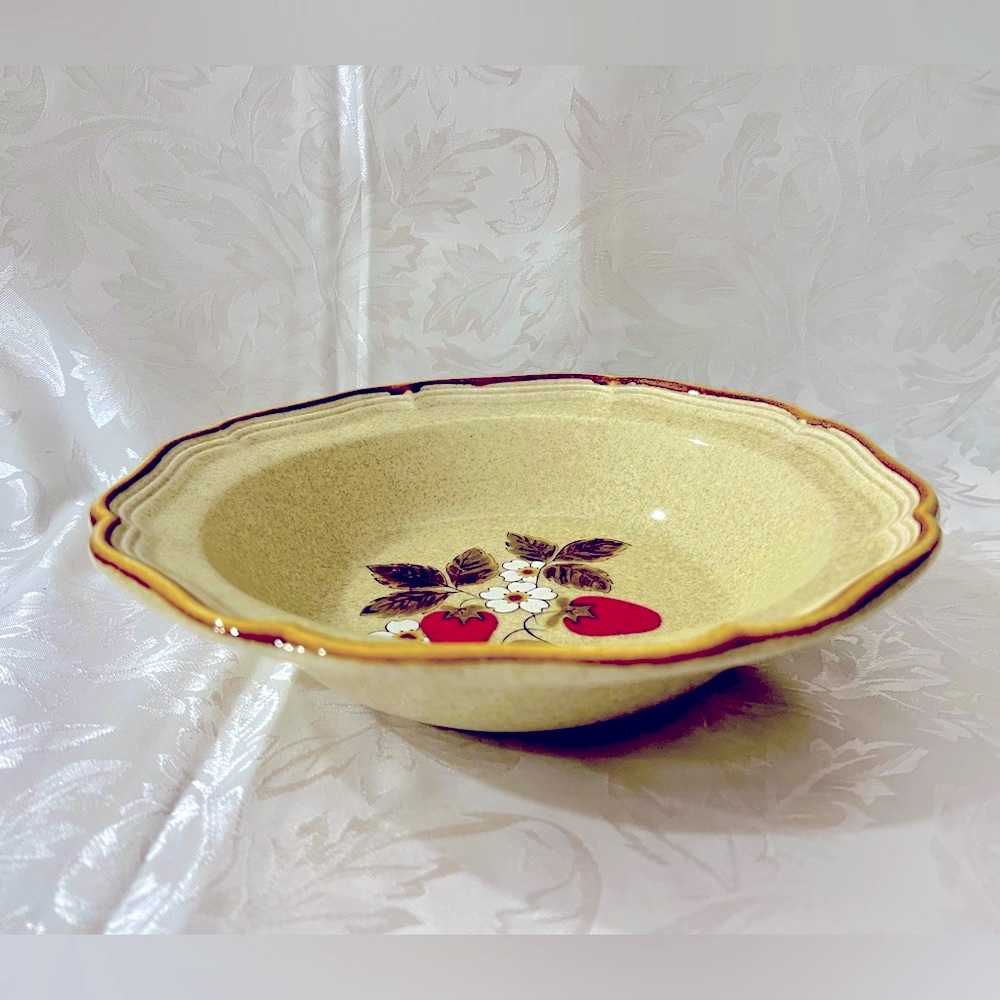 2 piece Vintage Mikasa STRAWBERRY FESTIVAL bowls (2)